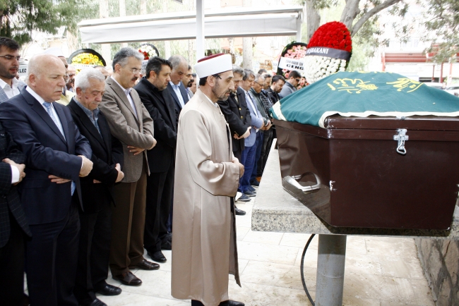 Türk Halk Müziği sanatçısı Mükerrem Kemertaş son yolculuğuna uğurlandı